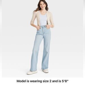 Universal Threads Midrise flares in light wash- Never worn! 10”rise 34” inseam